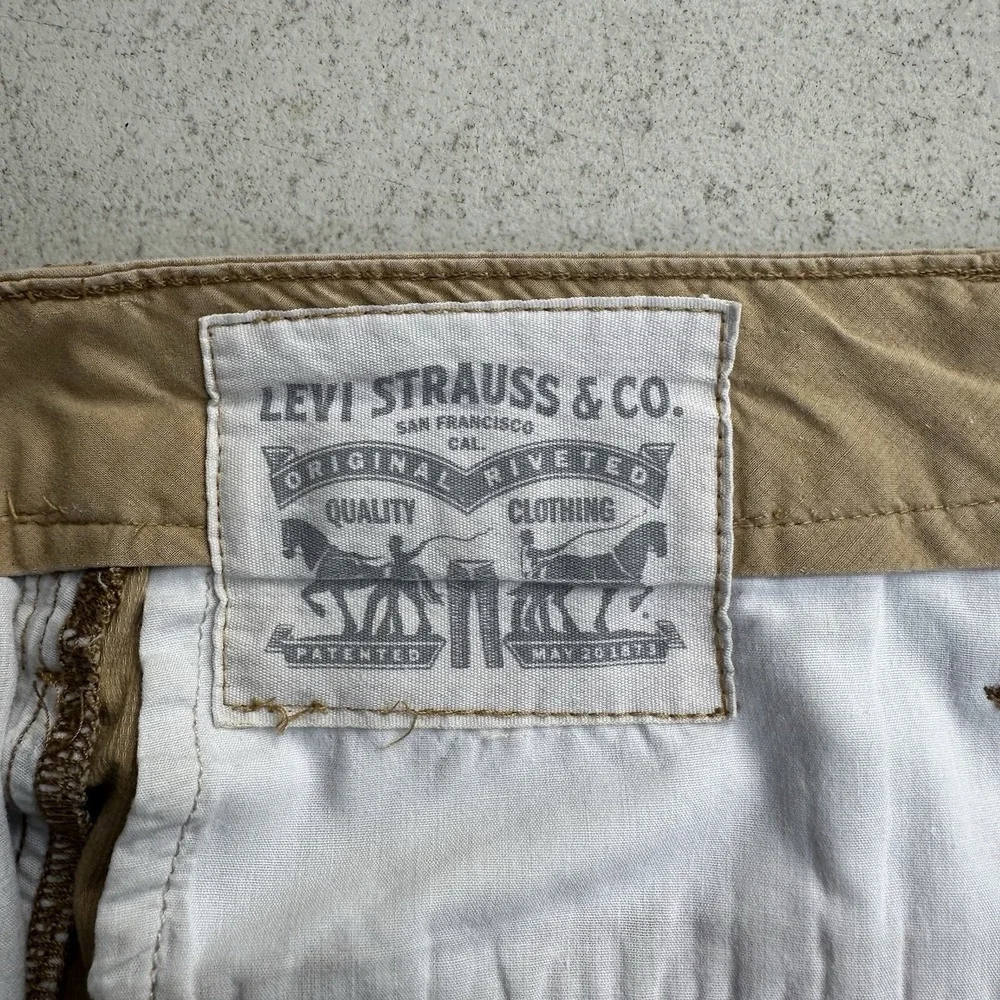 Levis Cargo Shorts Khaki Tan 6 Pocket Mens Size 42‎ x 11 Gorpcore Read! Flaws